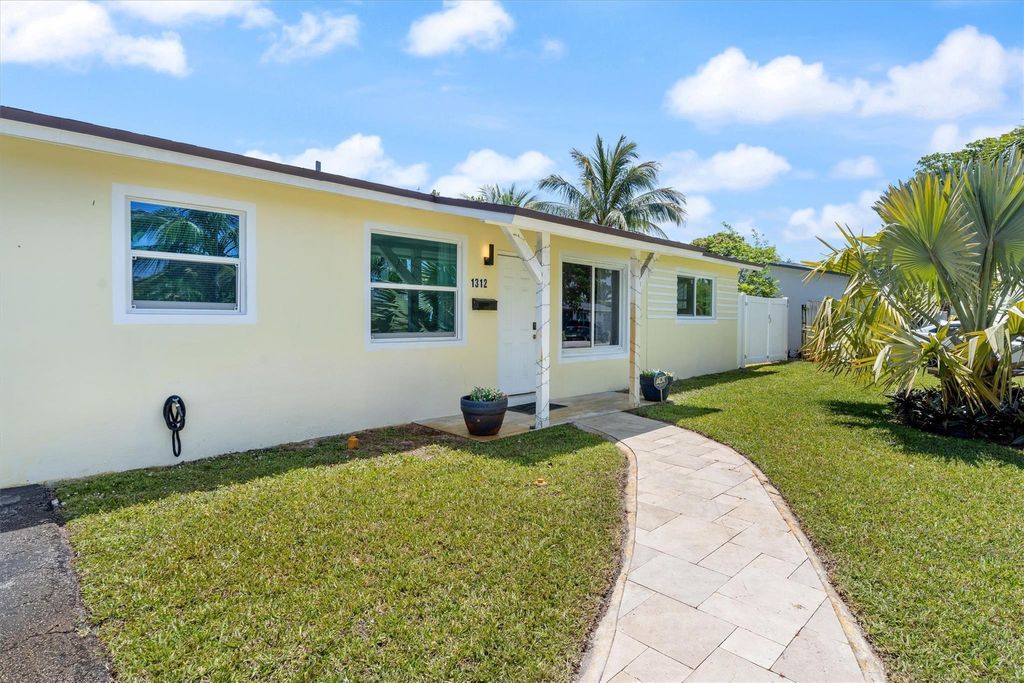 Photo of 1312 SE 1st Avenue, Deerfield Beach, FL 33441 (MLS # R11060944)