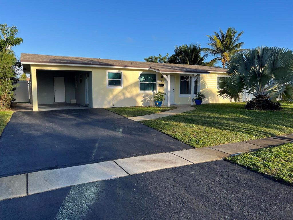 Photo of 1312 SE 1st Avenue, Deerfield Beach, FL 33441 (MLS # R11060944)