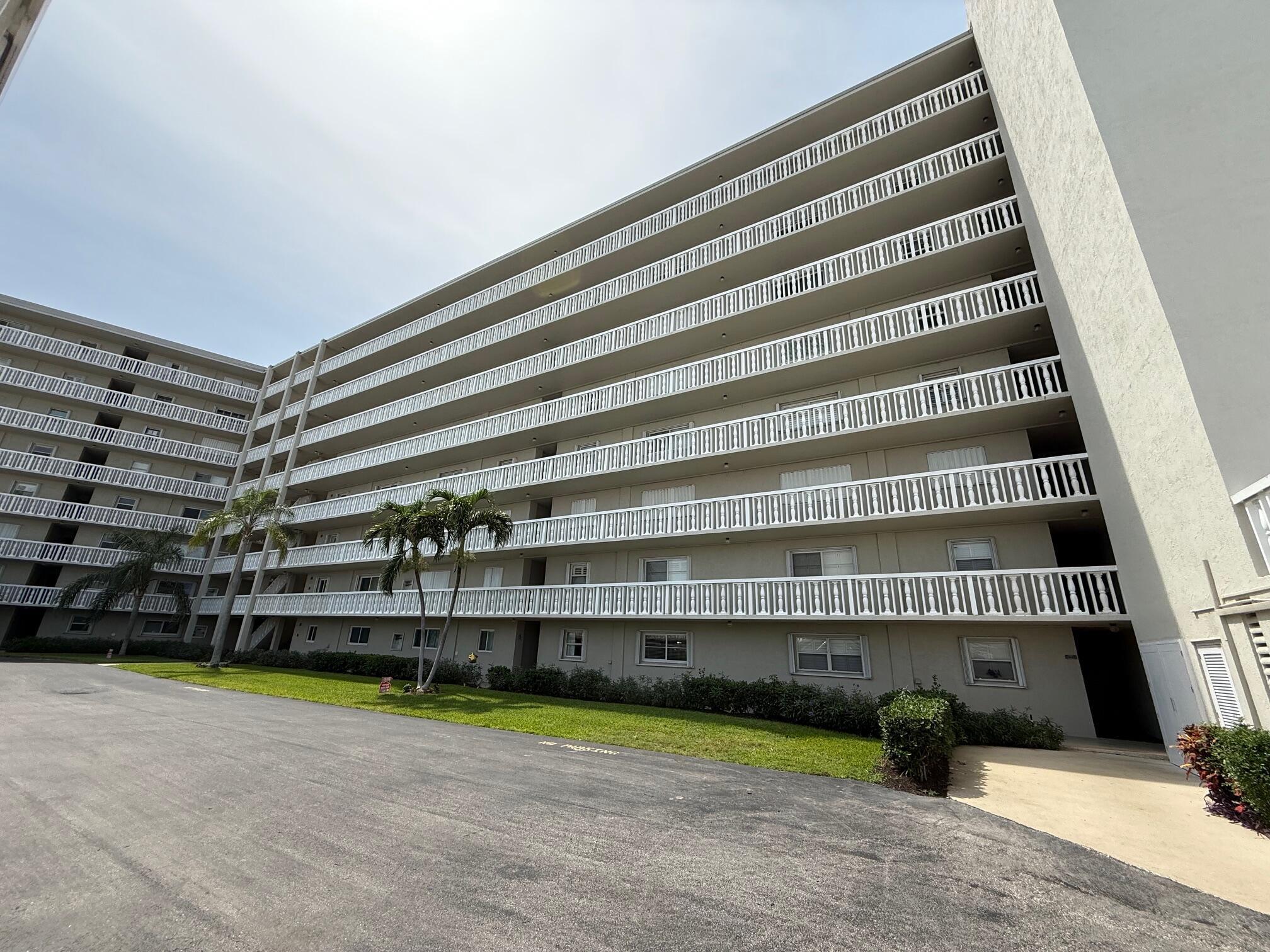 LAKE HARBOUR TOWERS CONDO - Residential