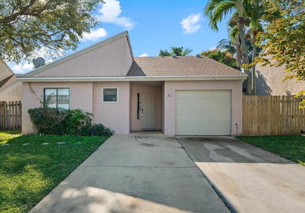 Photo of 31 Peachtree Place, Boynton Beach, FL 33436 (MLS # B26006898)