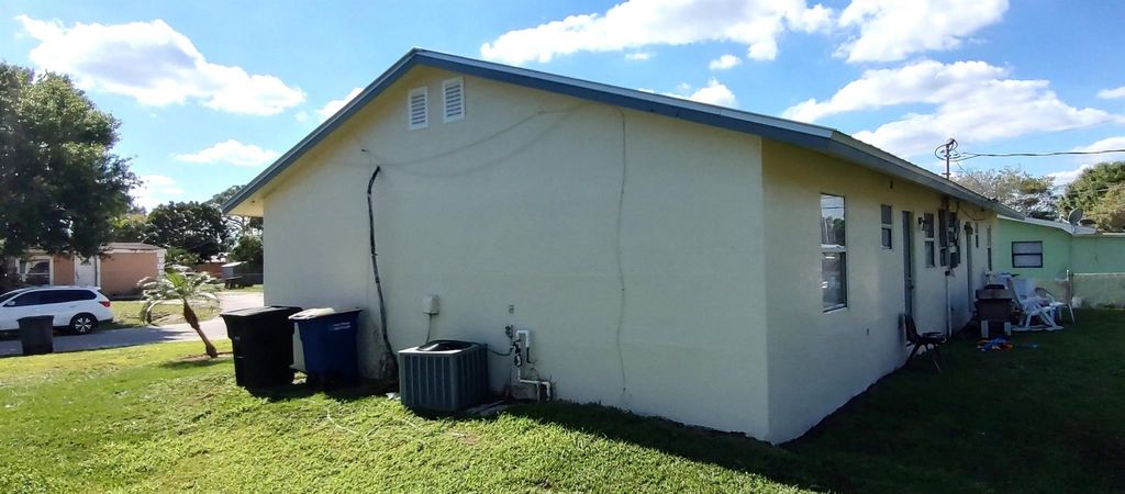 Photo of 914 Skylark Drive, Fort Pierce, FL 34982 (MLS # R10956919)