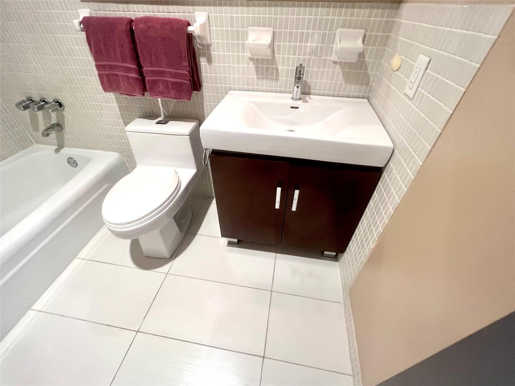 Imperial Point Colonnades - Residential