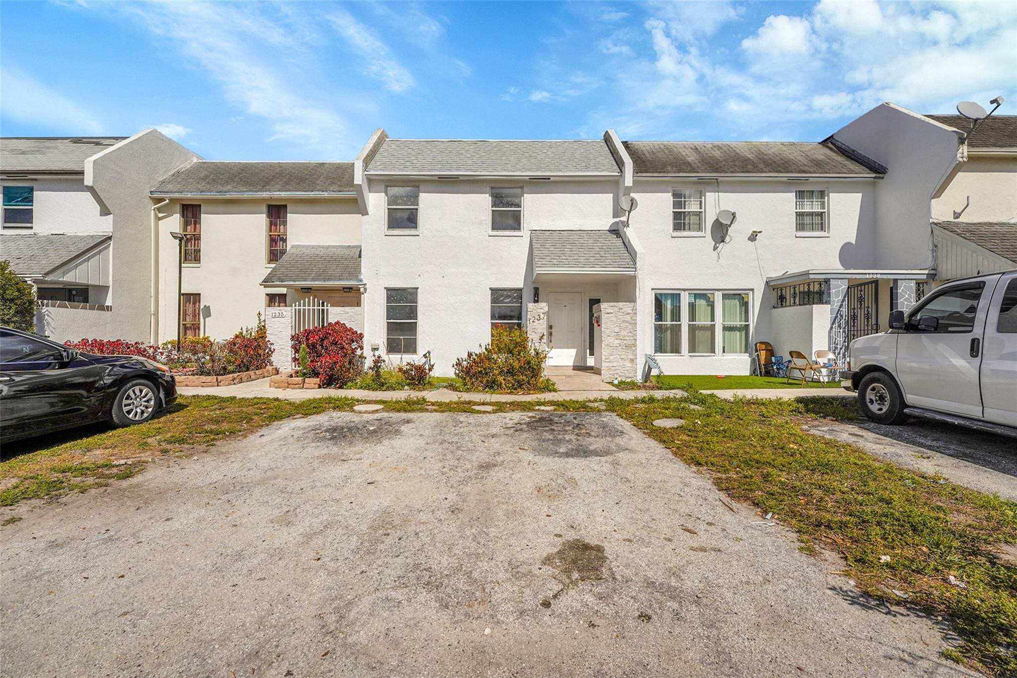 1237 Seaview 1237, North Lauderdale, FL, 33068/$365,000 2 1237 Seaview 1237