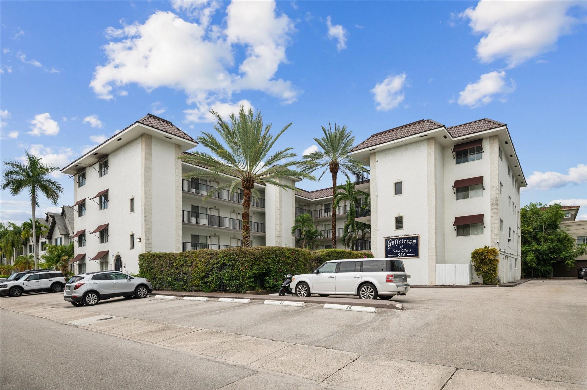 Coolee Hammock, one of South Florida's most sought after neighborhoods, just a block off popular Las Olas Blvd. Downtown Fort Lauderdale. Largest 1/1 in Gulfstream, with nice kitchen and separate bedroom with walk-in closet. Ceramic tile floors. Rent immediately.