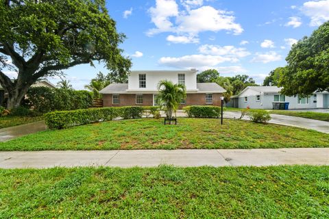 Single Family Residence in Lake Park FL 814 Poplar Drive.jpg