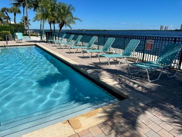 BAY REACH CONDOMINIUM - Residential