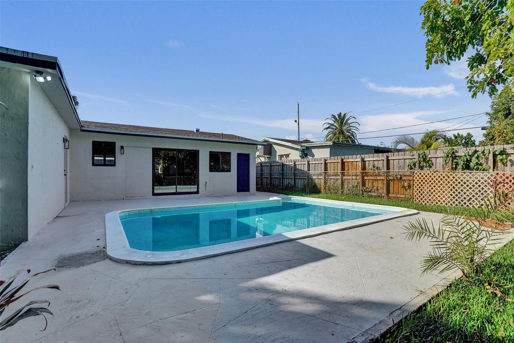 Photo of 2331 Nassau Dr, Miramar, FL 33023 (MLS # F10539568)