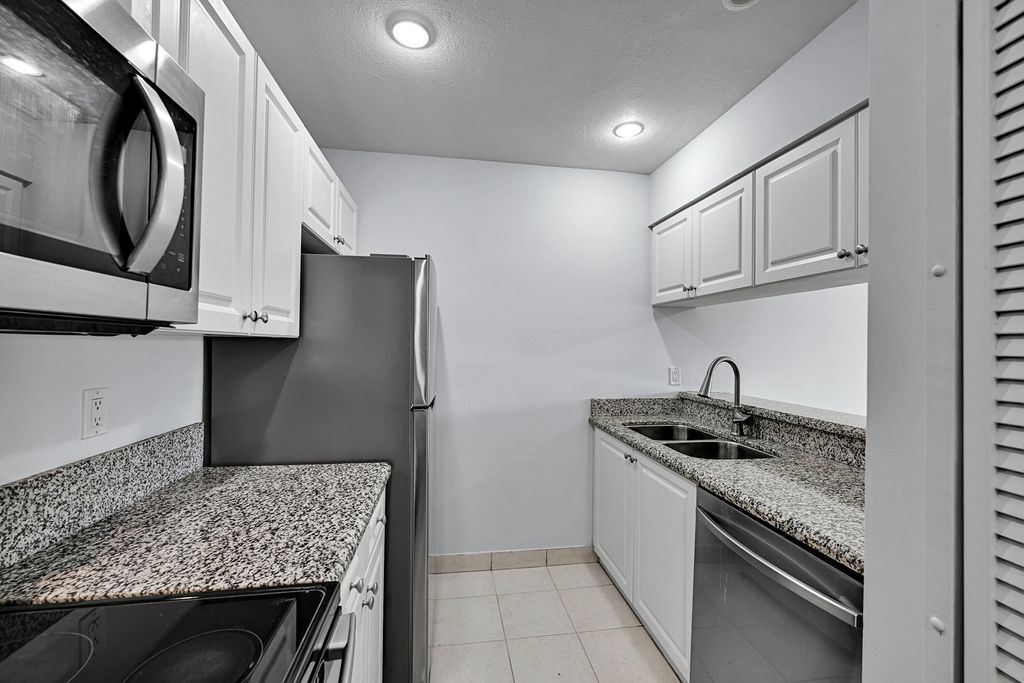 Photo of 906 Twin Lakes Drive #8-j, Coral Springs, FL 33071 (MLS # B26002893)