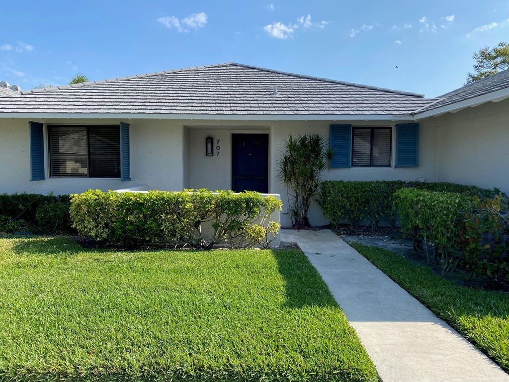 Photo of 707 Club Drive, Palm Beach Gardens, FL 33418 (MLS # R11105297)