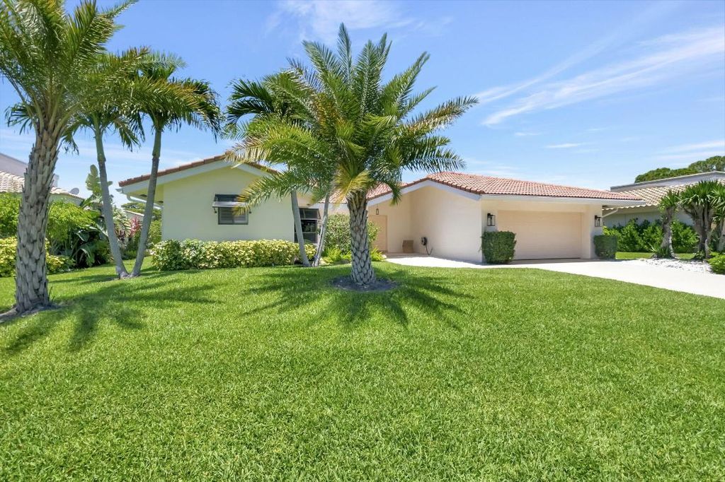 Photo of 902 Foxpointe Circle, Delray Beach, FL 33445 (MLS # R11108754)