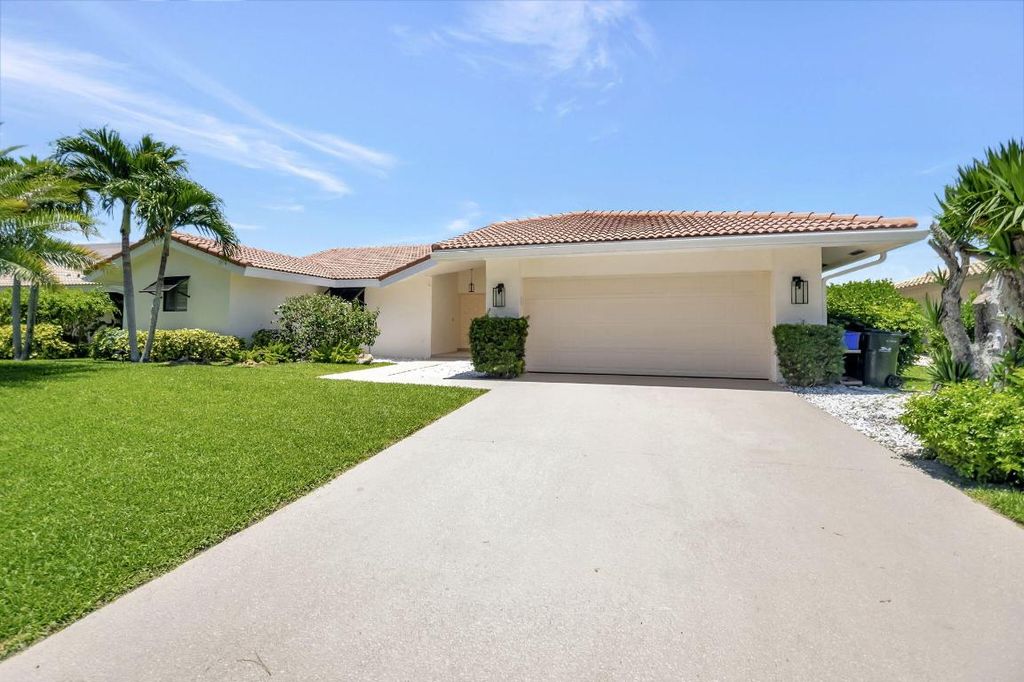 Photo of 902 Foxpointe Circle, Delray Beach, FL 33445 (MLS # R11108754)