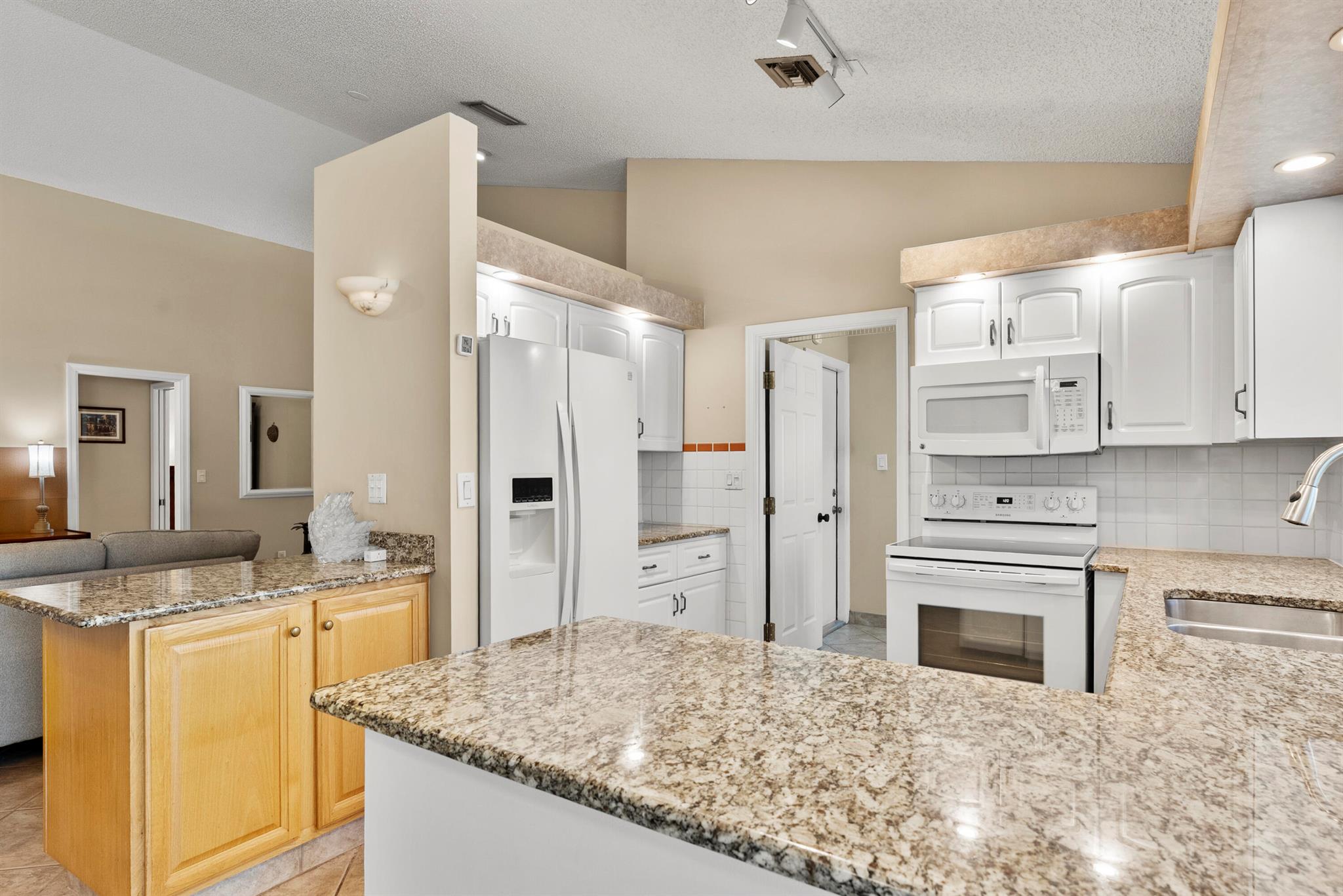 EXECUTIVE ESTATES - Residential