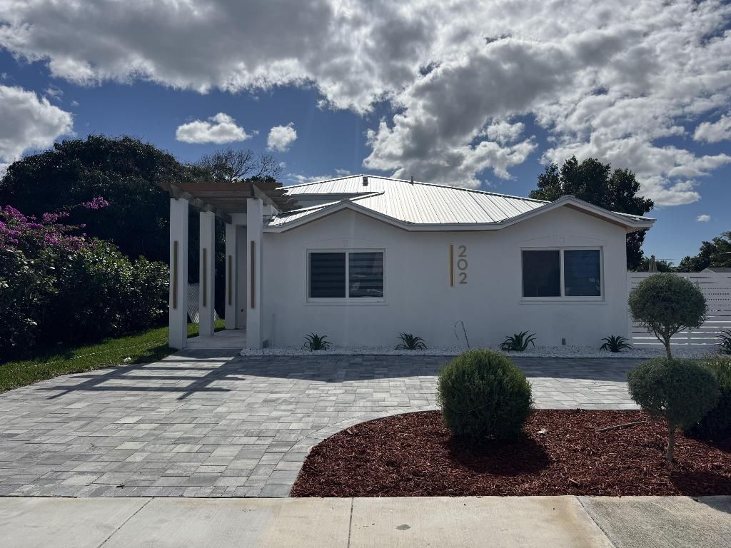 Photo of 202 SE 4th Street, Delray Beach, FL 33483 (MLS # R11157677)