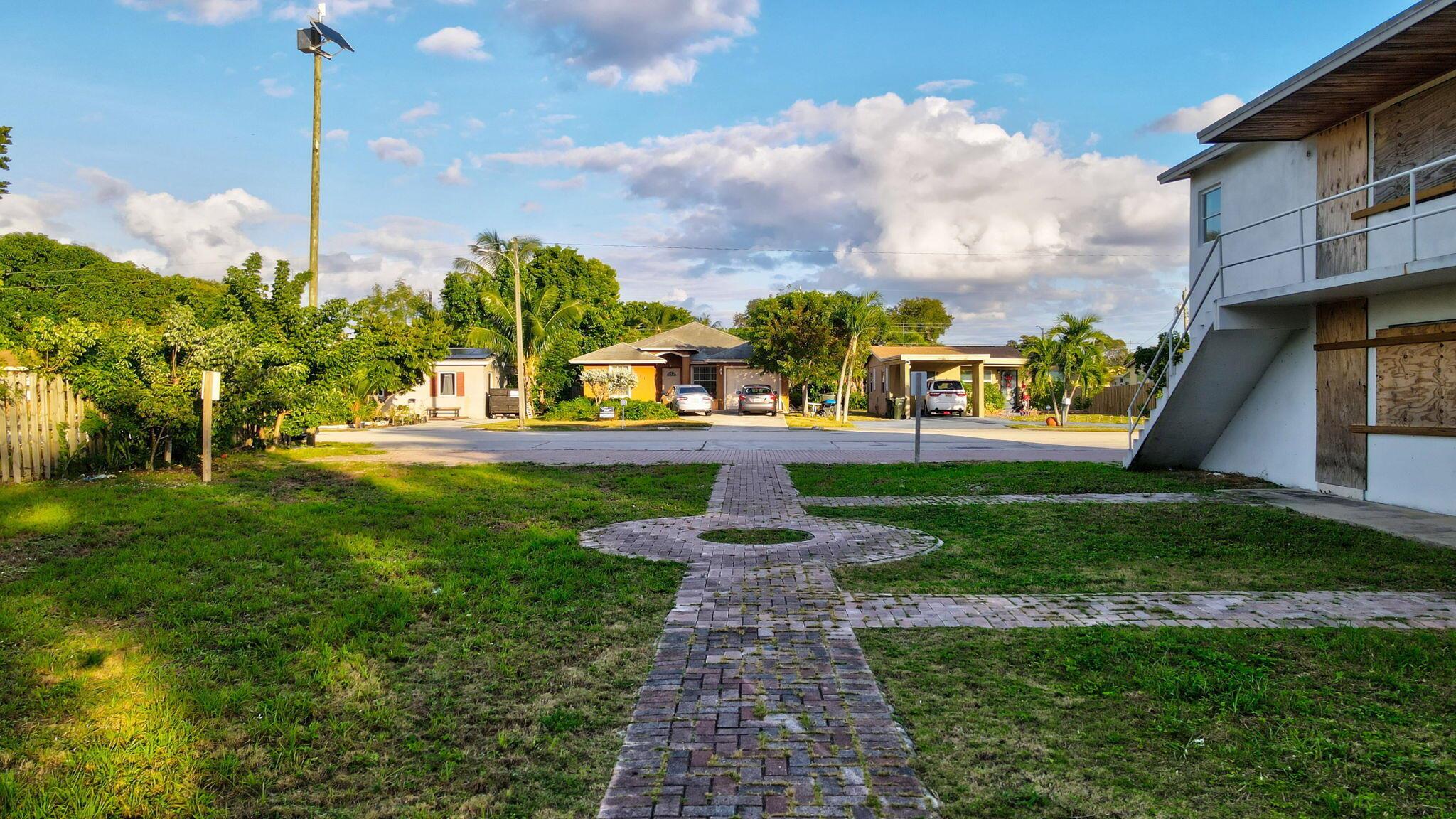 LINCOLN PARK - Residential Income