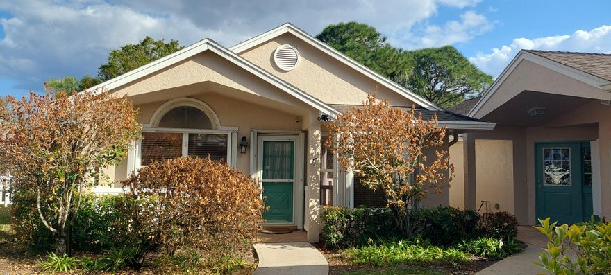 Cozy 2 bed, 2 bath. This corner unit Villa is a STAND ALONE single family home. Very rare in Isle of Venice. Lots of green space. Spacious lanai with pocket sliding doors and a nice view of corner lot. Great spot to relax with your morning coffee or evening cocktail.  Located in the Isle of Venice in the community of Kings Isle. Kings Isle is a very active 55+ community with attended gate, cable, Internet, lawn maintenance, activities, sports, group trips and so much more. Do it all, or just relax by the large pool and spa. Minutes from Mets stadium, shopping, restaurants, medical facilities and more