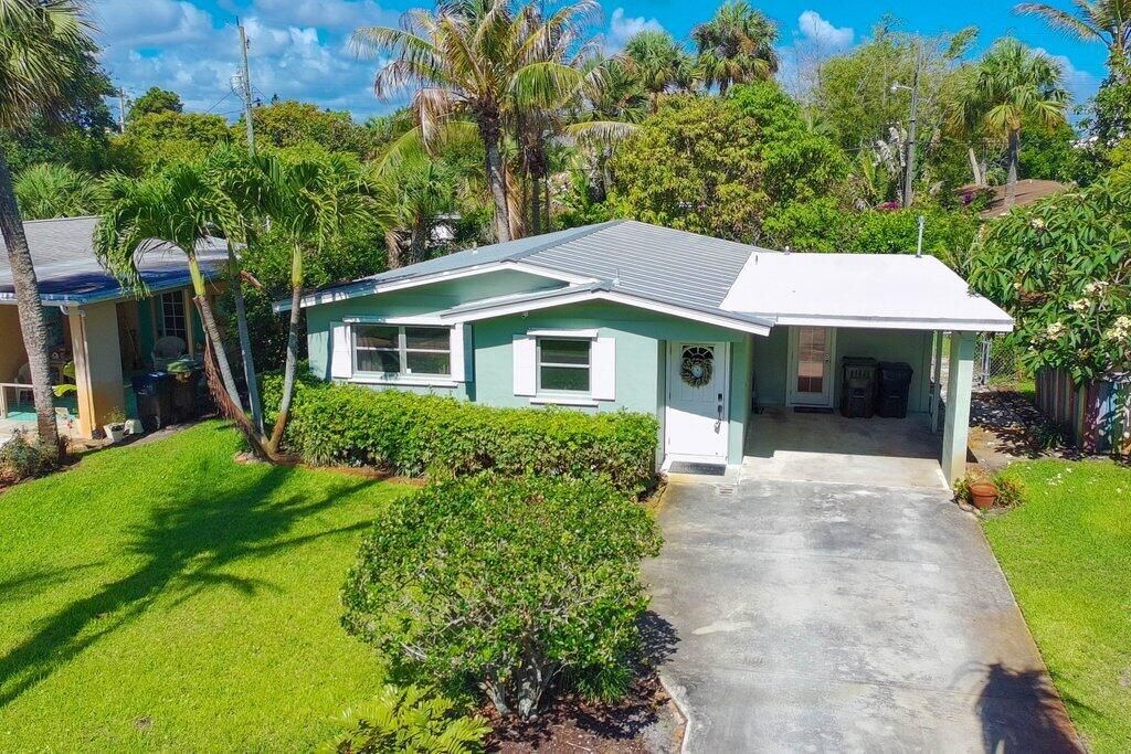 Photo of 262 SE Monterey Avenue, Stuart, FL 34996 (MLS # B26031072)