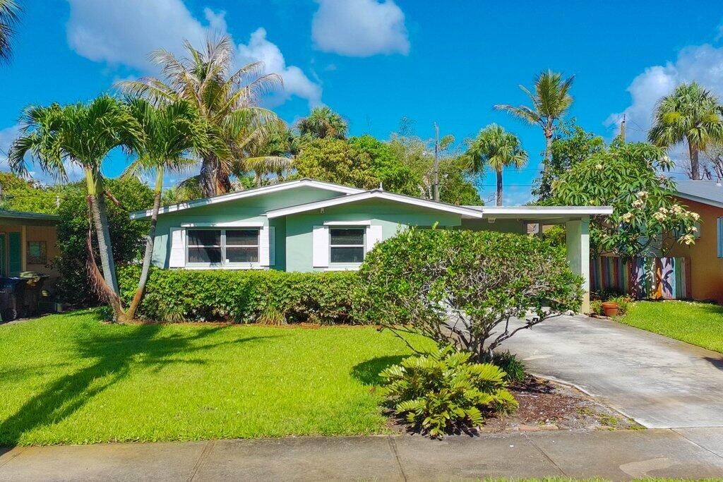 Photo of 262 SE Monterey Avenue, Stuart, FL 34996 (MLS # B26031072)