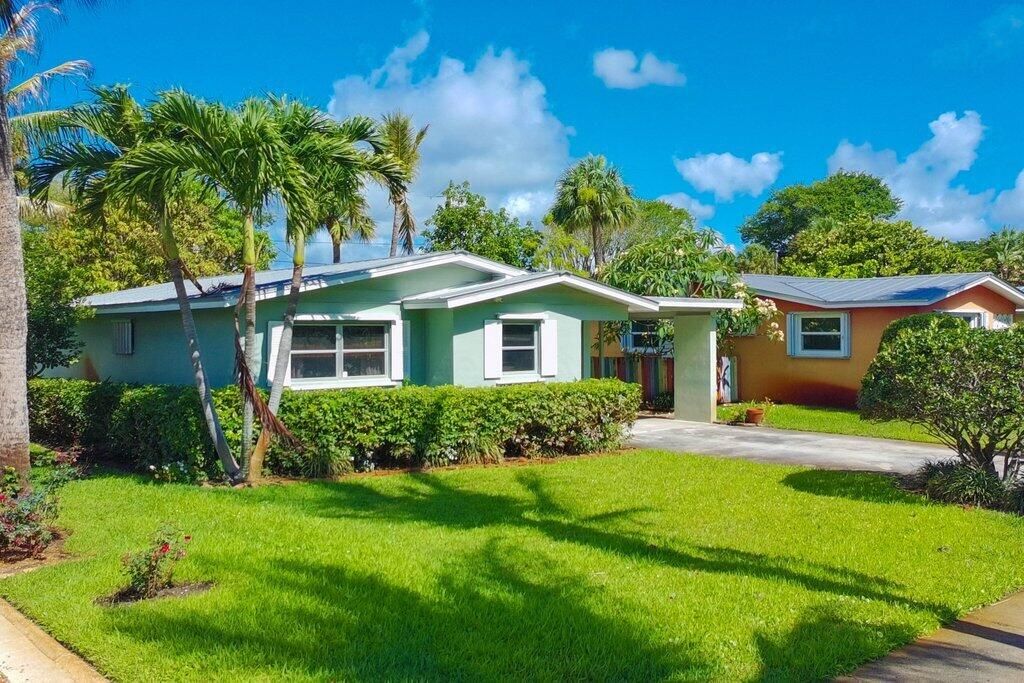 Photo of 262 SE Monterey Avenue, Stuart, FL 34996 (MLS # B26031072)