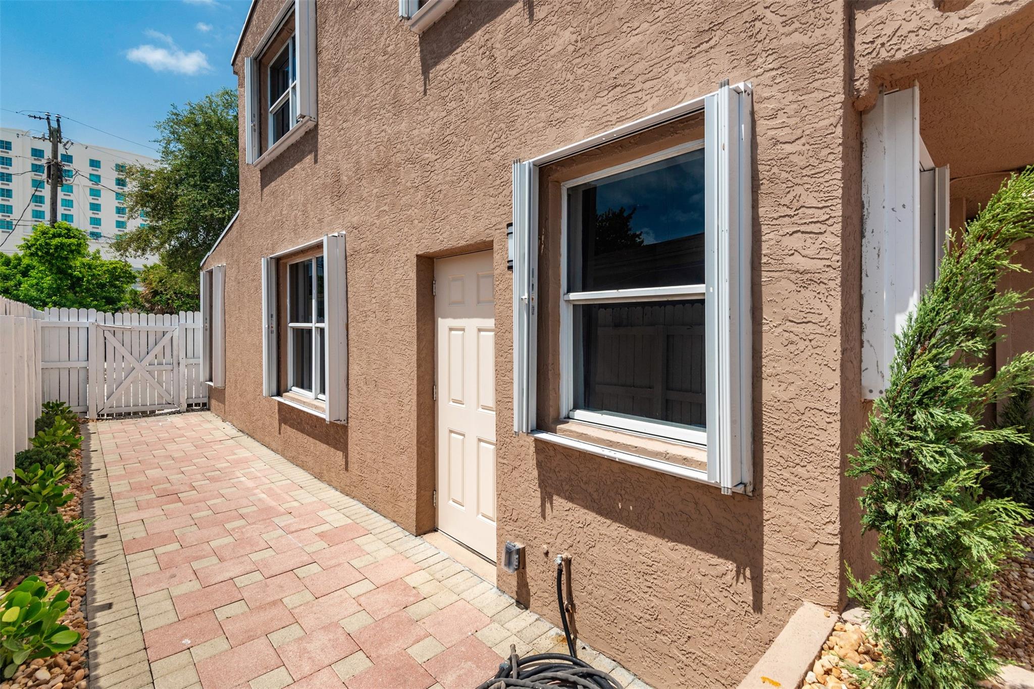 LAUDERDALE - Residential Income