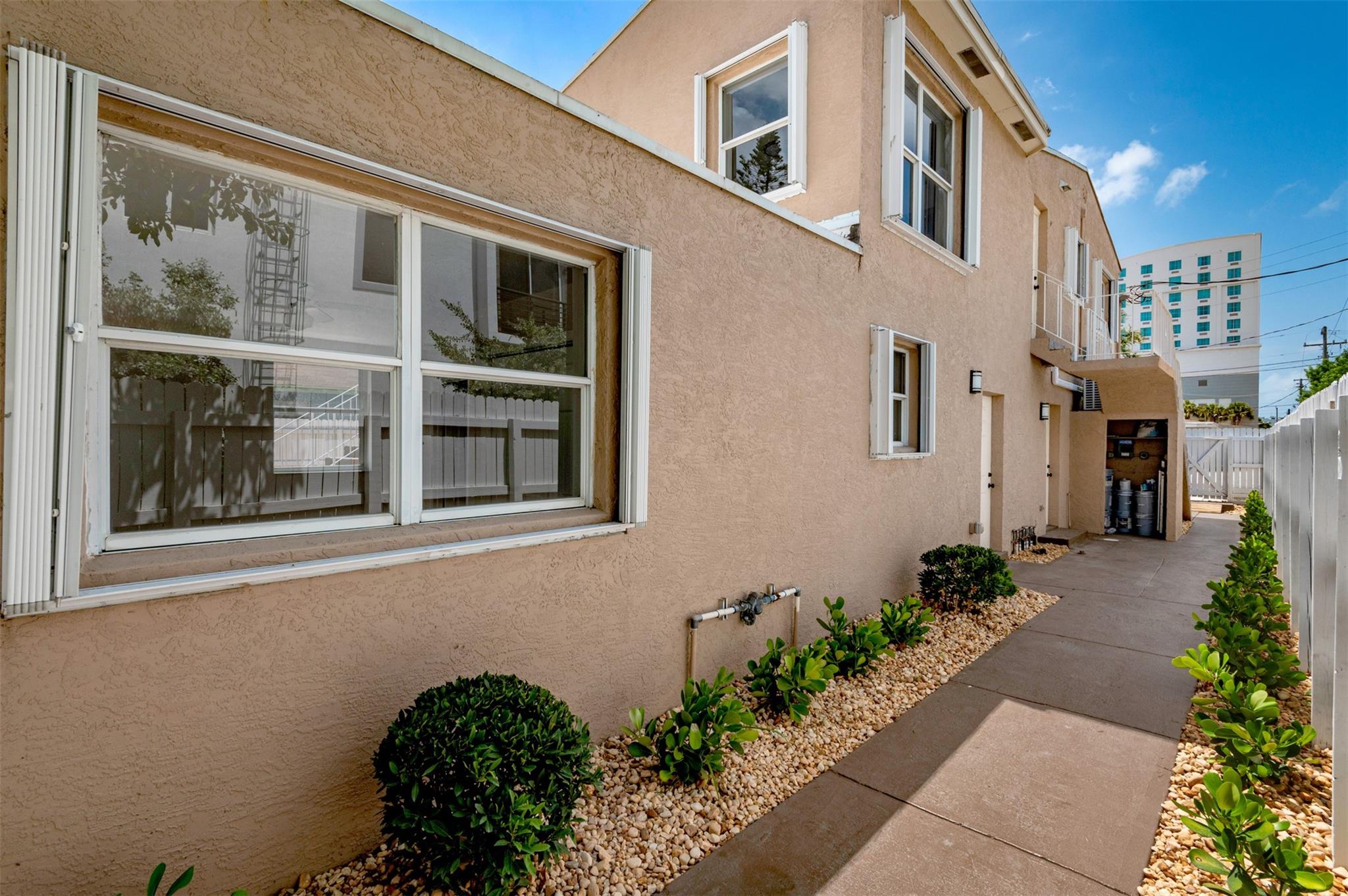 LAUDERDALE - Residential Income