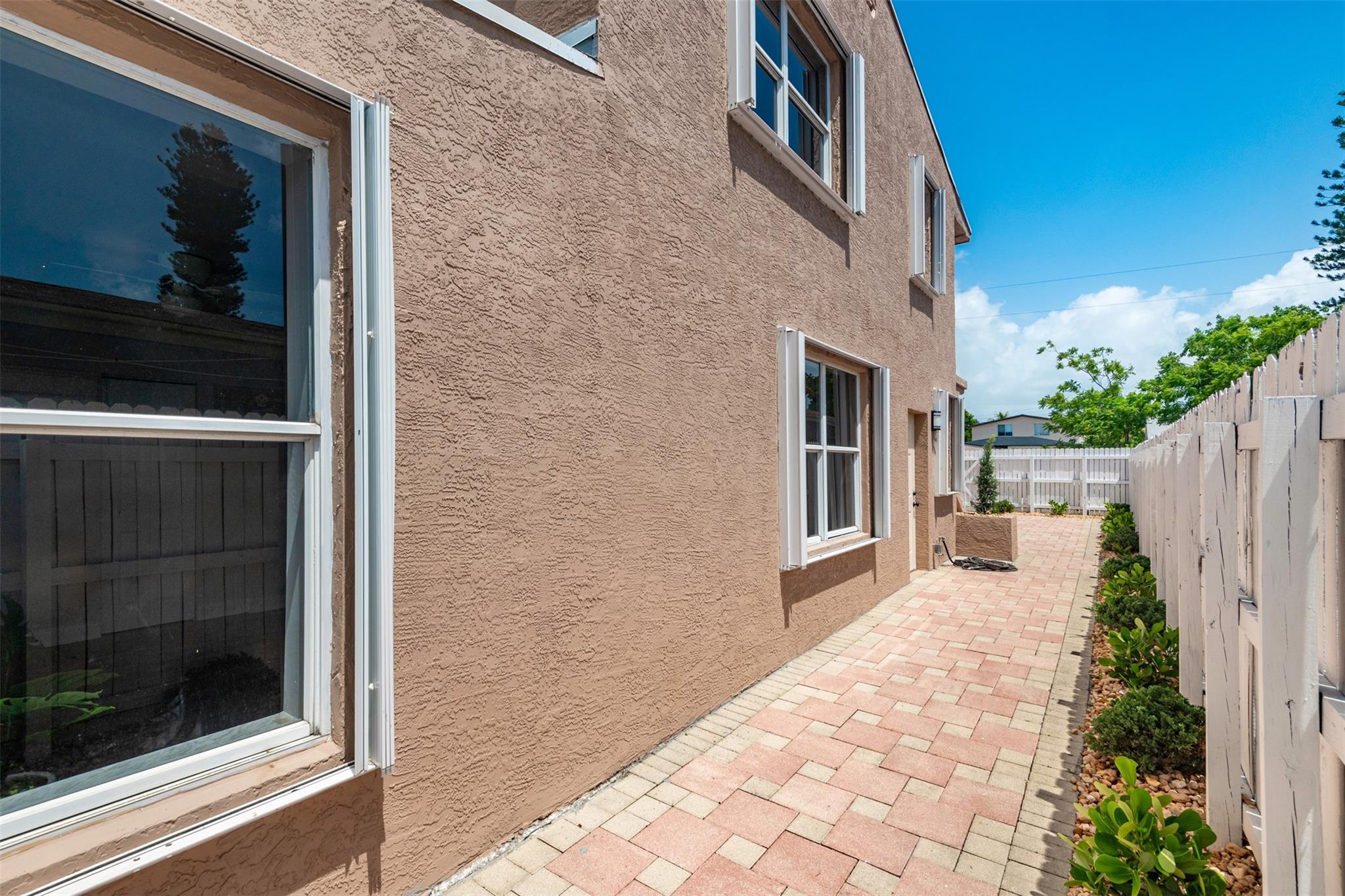 LAUDERDALE - Residential Income