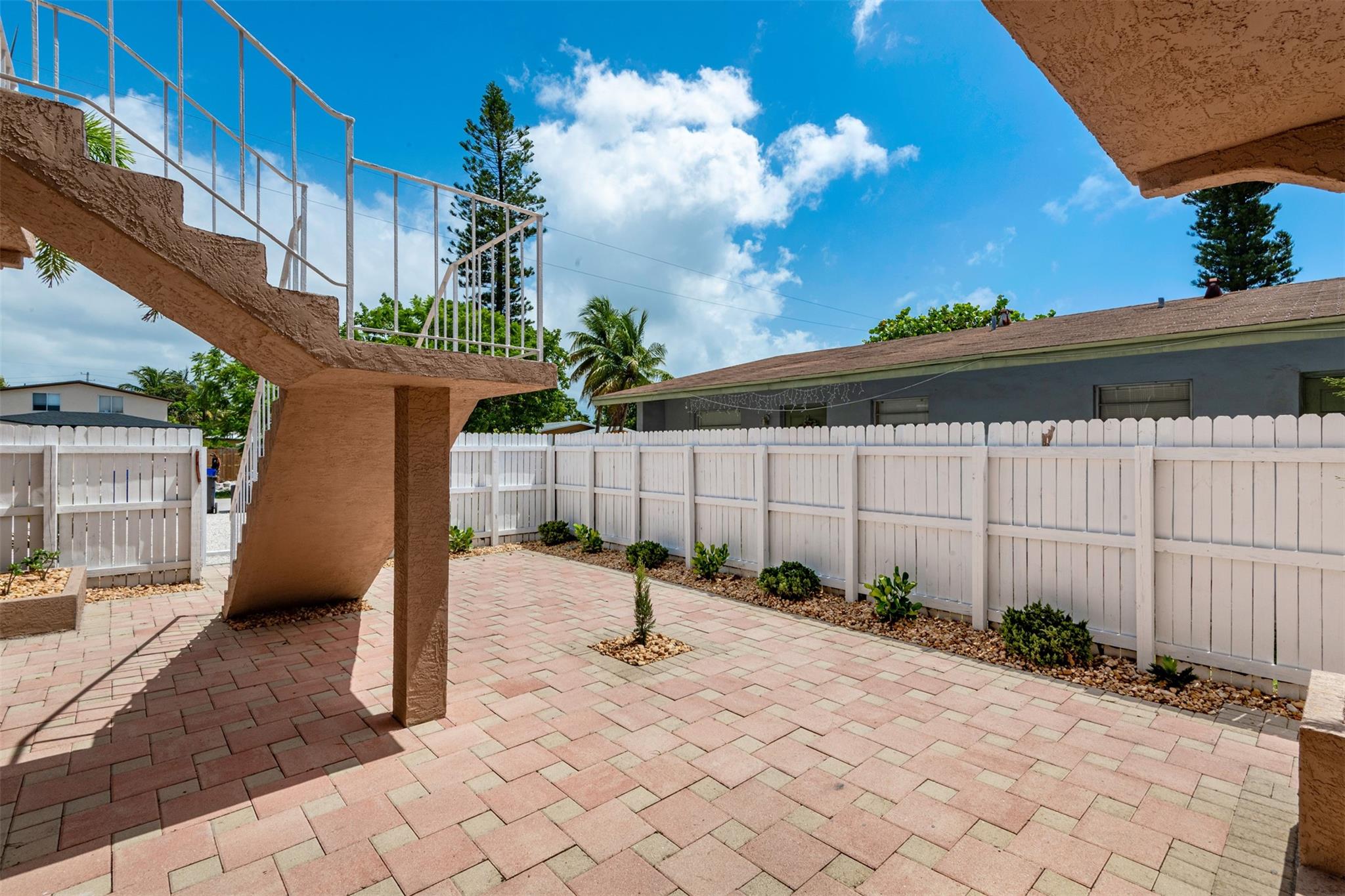 LAUDERDALE - Residential Income