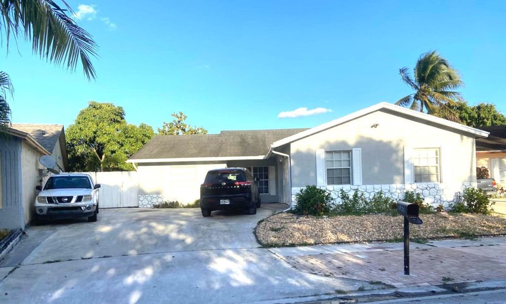 Photo of 5830 Lincoln Circle W, Lake Worth, FL 33463 (MLS # R11083856)