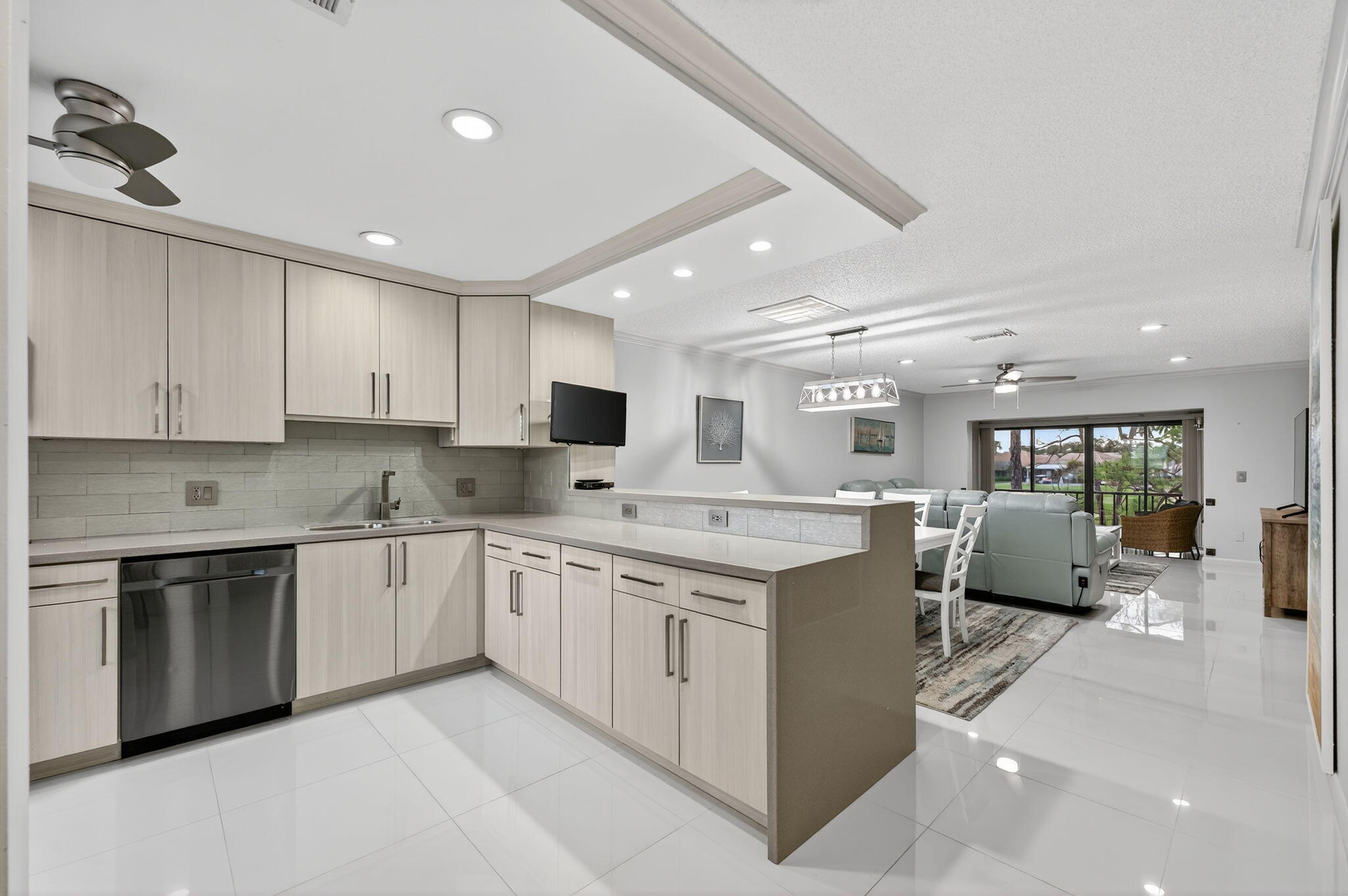 8450 Casa Del Lago J