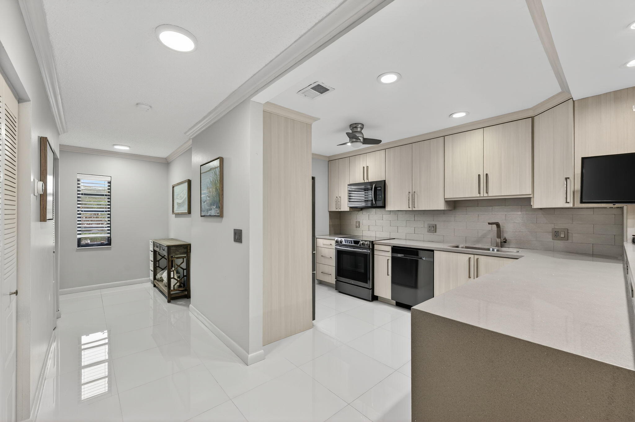 8450 Casa Del Lago J