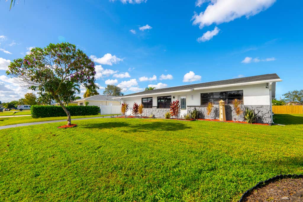 Photo of 143 SW Grove Avenue, Port Saint Lucie, FL 34983 (MLS # R10932943)