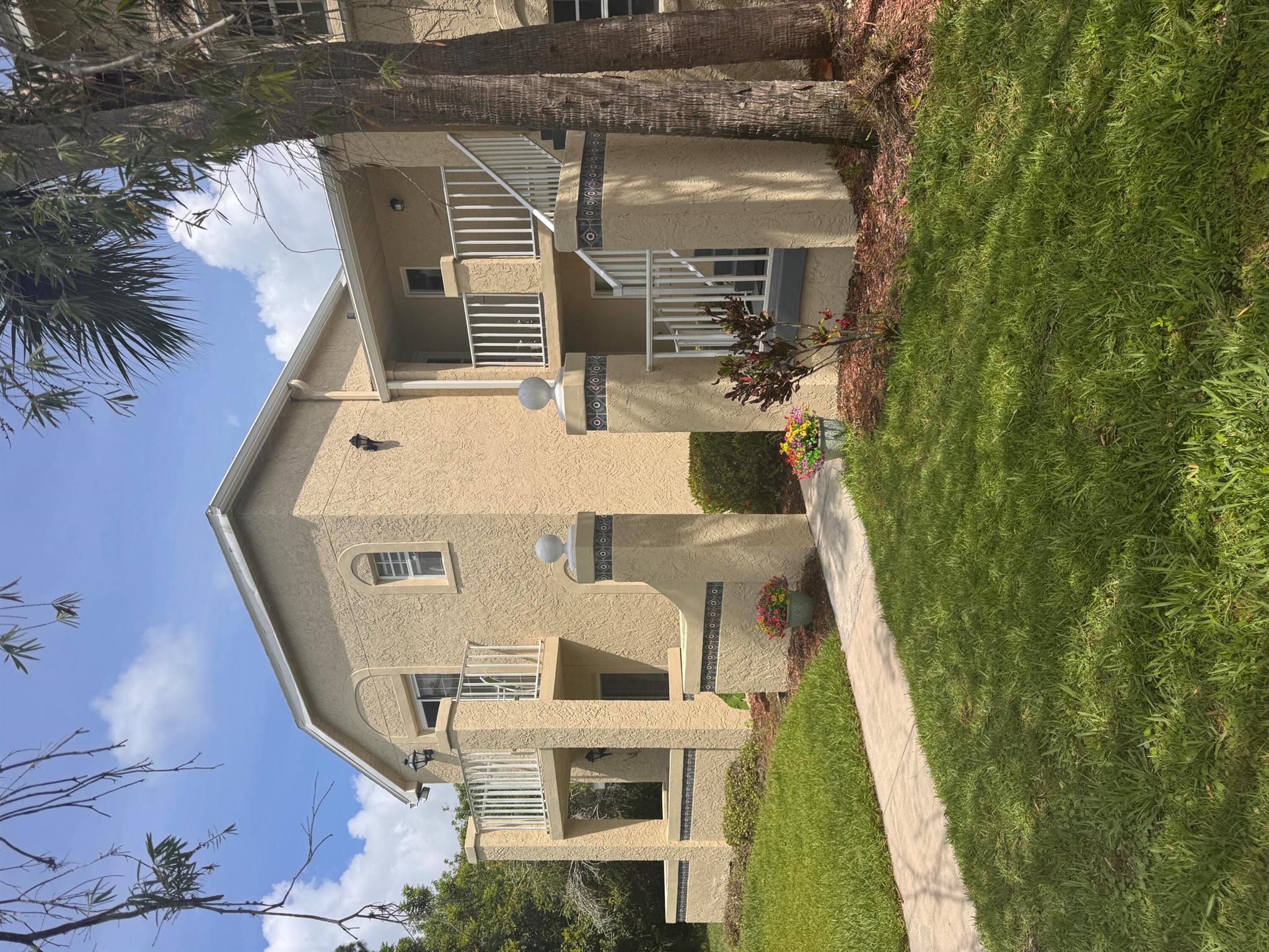 A first floor 2/2 condo in the desirable Evergreen complex! Great location, close to everything! 2 pools!