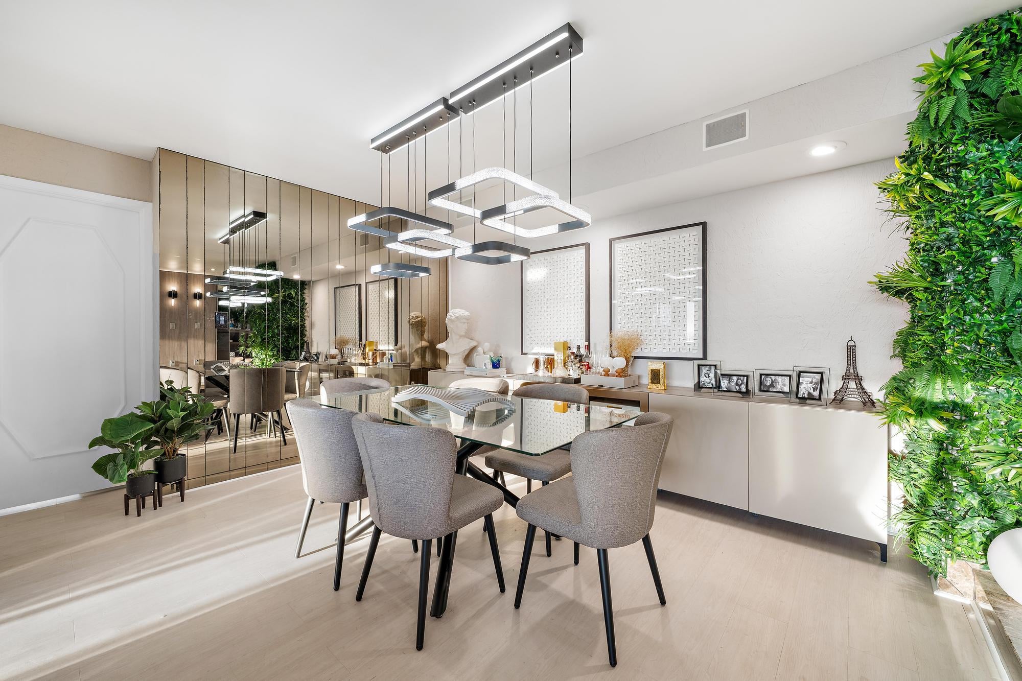 1900 Consulate Place 1205