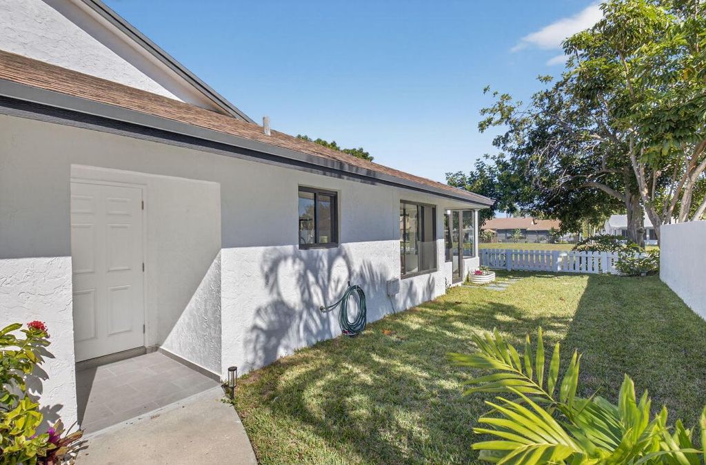 Photo of 233 SW 28th Avenue, Delray Beach, FL 33445 (MLS # R11155582)