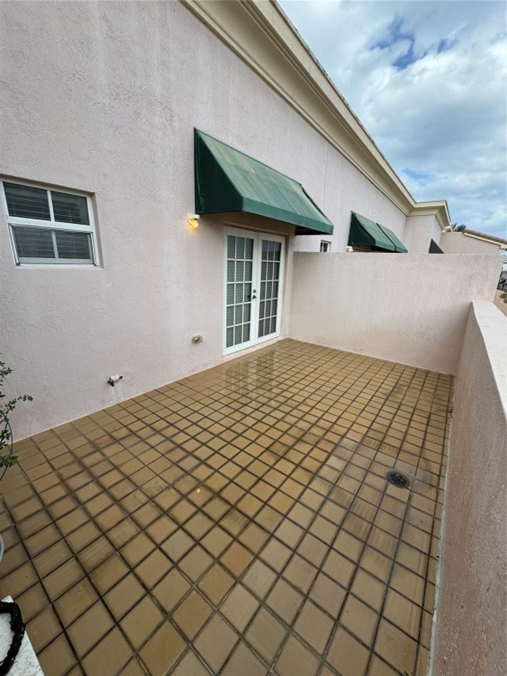 Photo of 1033 NE 17th Way #605, Fort Lauderdale, FL 33304 (MLS # F10502516)