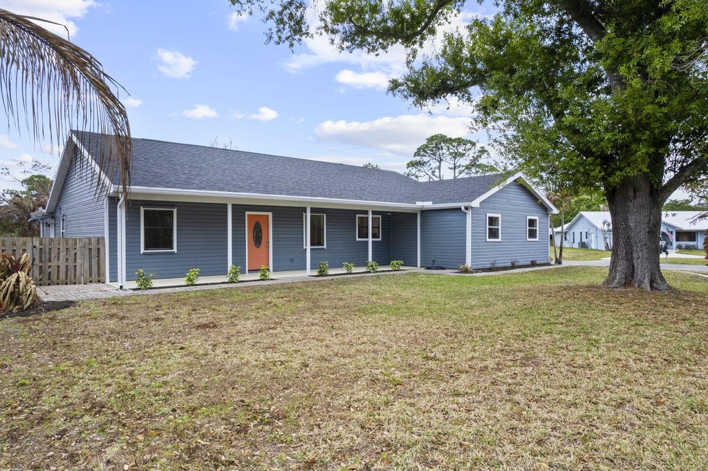 Photo of 701 Bartow Street, Fort Pierce, FL 34982 (MLS # B26015120)