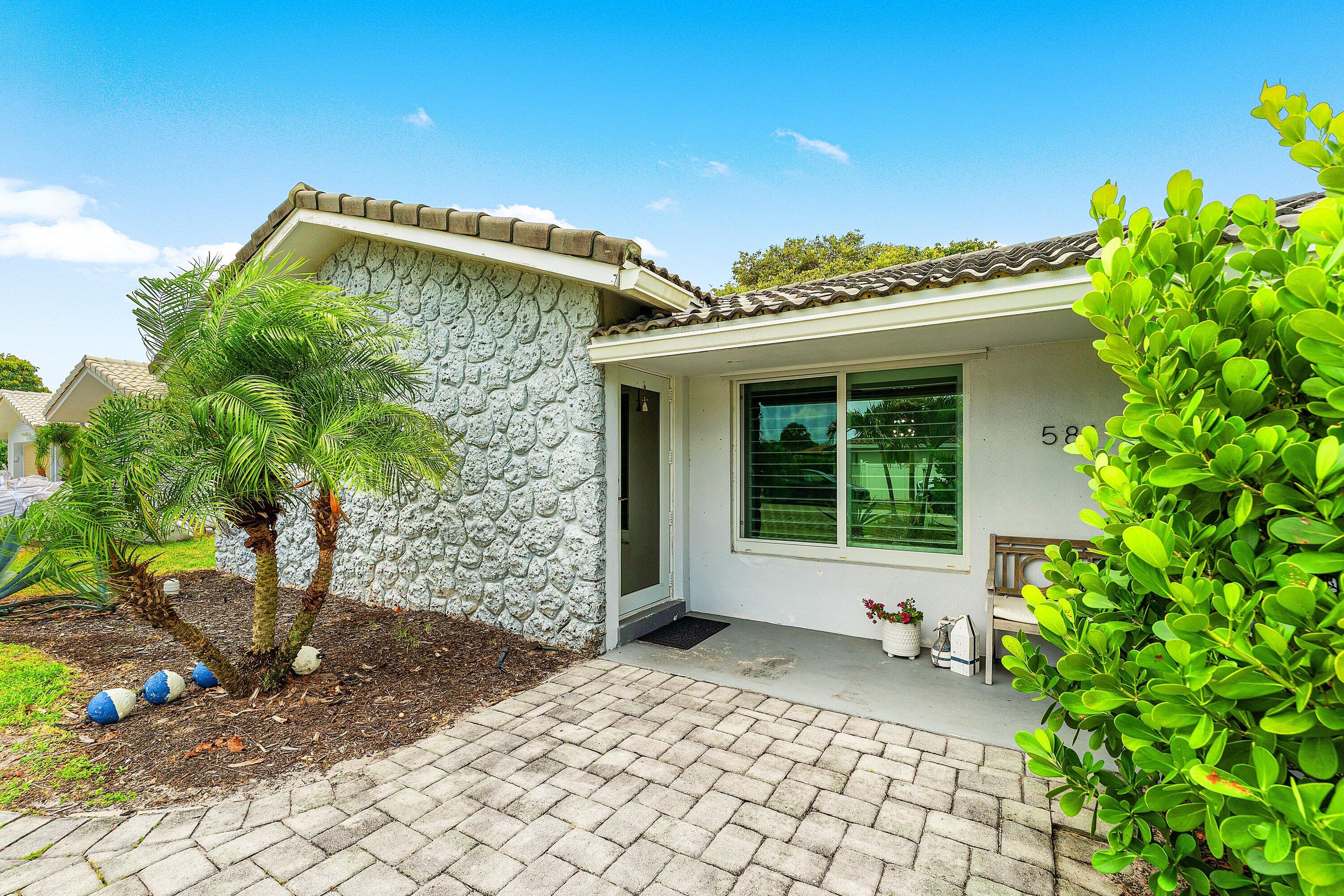 581 NW 13th Drive, Boca Raton, FL, 33486/$1,099,999 4 581 NW 13th Drive
