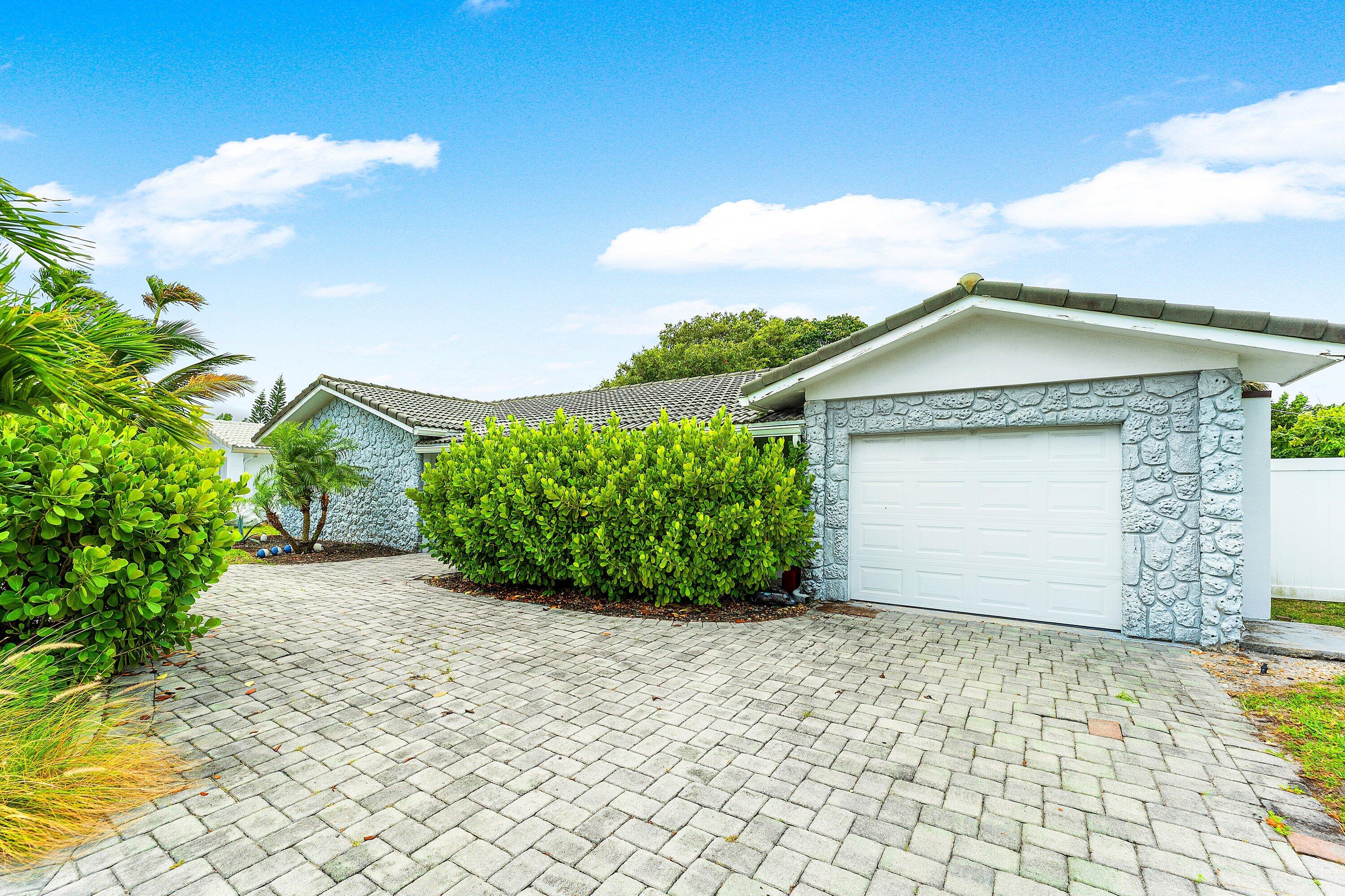 581 NW 13th Drive, Boca Raton, FL, 33486/$1,099,999 3 581 NW 13th Drive