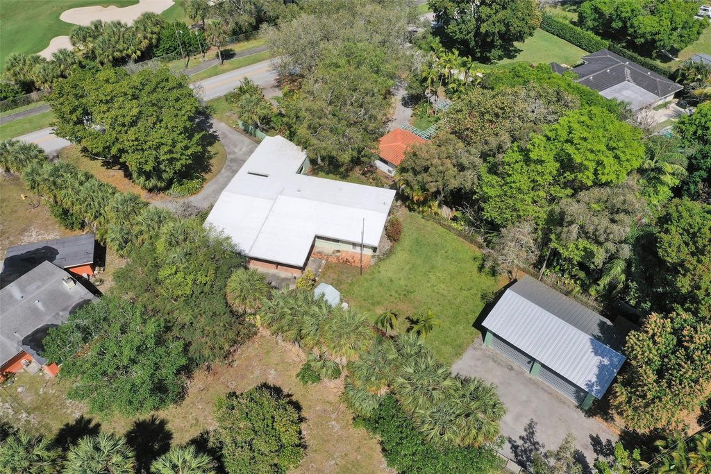 Photo of 720 E Country Club Circle, Plantation, FL 33317 (MLS # F10556000)