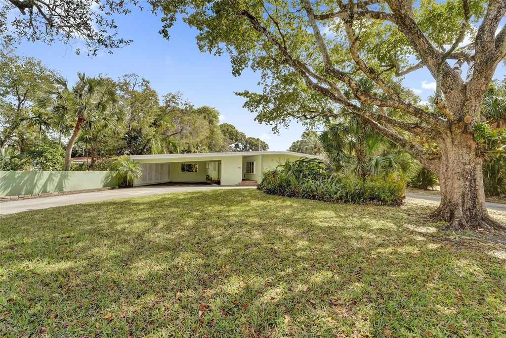 Photo of 720 E Country Club Circle, Plantation, FL 33317 (MLS # F10556000)