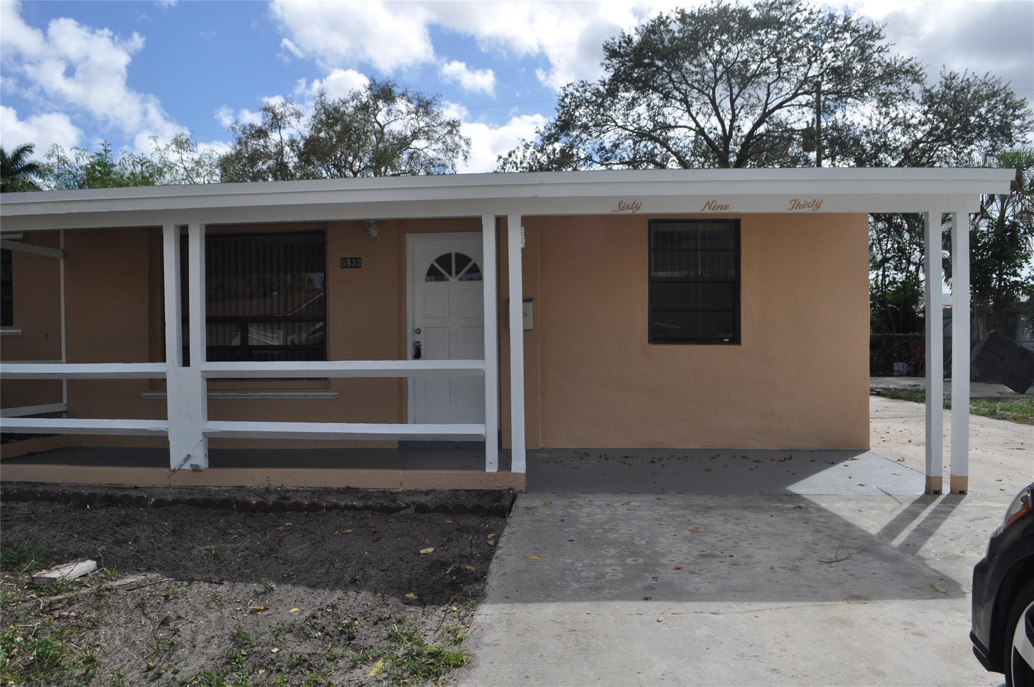 House in Quiet Area in Hollywood. Close to shopping, hospitals, restaurants and supermarkets.