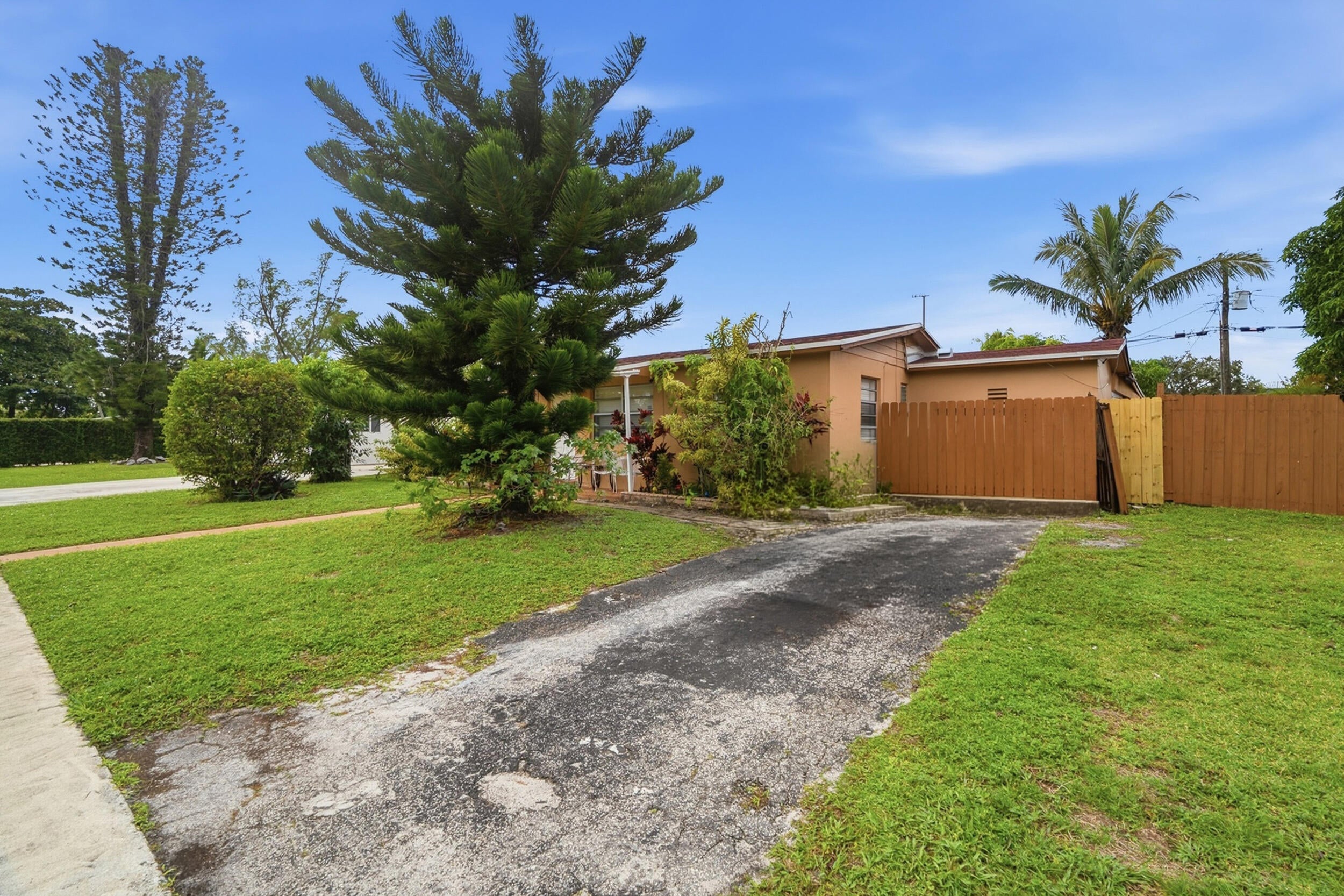 2121 NW 63RD Avenue