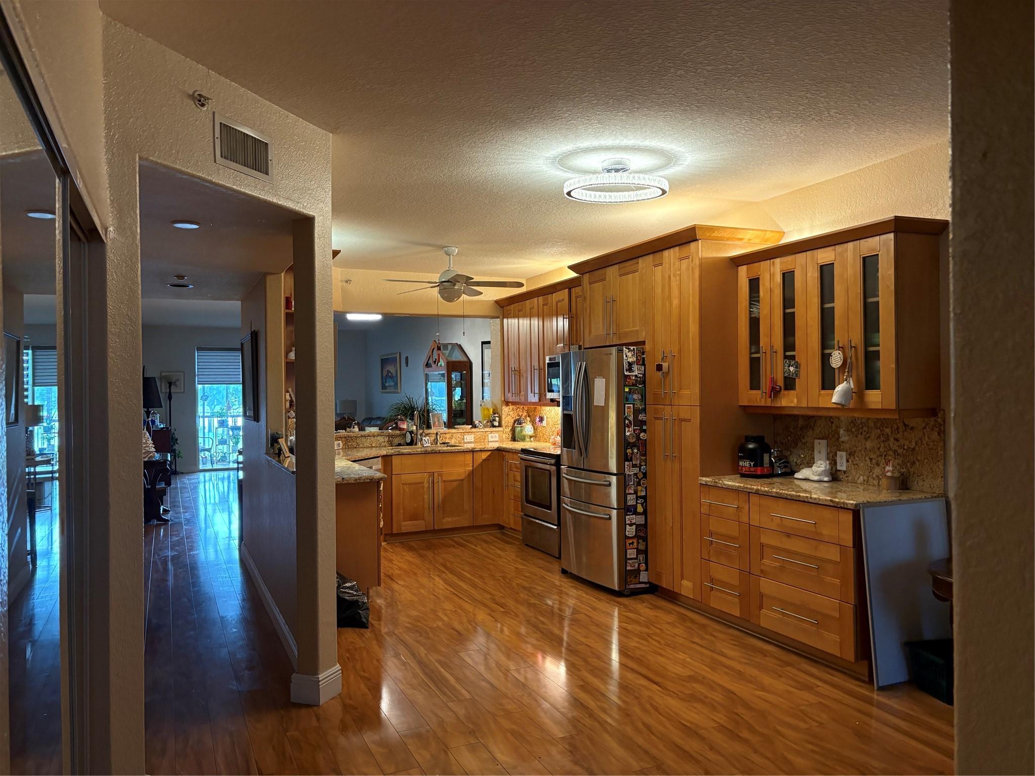GORGEOUS VICTORIA MODEL IN KINGS POINT'S LUXURIOUS SOUTHAMPTON NEIGHBORHOOD. LAMINATE FLOORS THROUGHOUT LIVING AREA. MARBLE LIKE TILE IN THE BEDROOMS. ENJOY BEAUTIFUL SUNSETS FROM ENCLOSED PATIO THAT HAS ACCORDIAN SHUTTERS. WINDOWS ARE HURRICANE RESISTANT ALONG WITH SLIDNG DOORS. MASTER BATH HAS ROMAN TUB AND SEPARATE SHOWER. CONVENIENT COURTESY BUSES GO TO THE ACTIVE CLUBHOUSE, THEATER, MALLS, RESTAURANTS ETC. THE CLUBHOUSE HAS A STATE OF THE ART FITNESS CENTER ALONG PLENTY OF CLUBS FOR YOUR ENJOYMENT. THIS IS AN ACTIVE ADULT COMMUNTY . ASSOC STATES 55+
