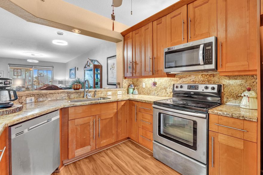 GORGEOUS VICTORIA MODEL IN KINGS POINT'S LUXURIOUS SOUTHAMPTON NEIGHBORHOOD. LAMINATE  FLOORS THROUGHOUT LIVING AREA. MARBLE LIKE TILE IN THE BEDROOMS.  ENJOY BEAUTIFUL SUNSETS FROM ENCLOSED PATIO THAT HAS ACCORDIAN SHUTTERS.  WINDOWS ARE HURRICANE RESISTANT ALONG WITH SLIDNG DOORS.  MASTER BATH HAS ROMAN TUB AND SEPARATE SHOWER.  CONVENIENT COURTESY BUSES GO TO THE ACTIVE CLUBHOUSE, THEATER, MALLS, RESTAURANTS ETC.  THE CLUBHOUSE HAS A STATE OF THE ART FITNESS CENTER ALONG WITH PLENTY OF CLUBS FOR YOUR ENJOYMENT. PLUS IDOOR AND OUTDOOR POOLS. THIS IS AN ACTIVE ADULT COMMUNTY . ASSOC STATES 55+