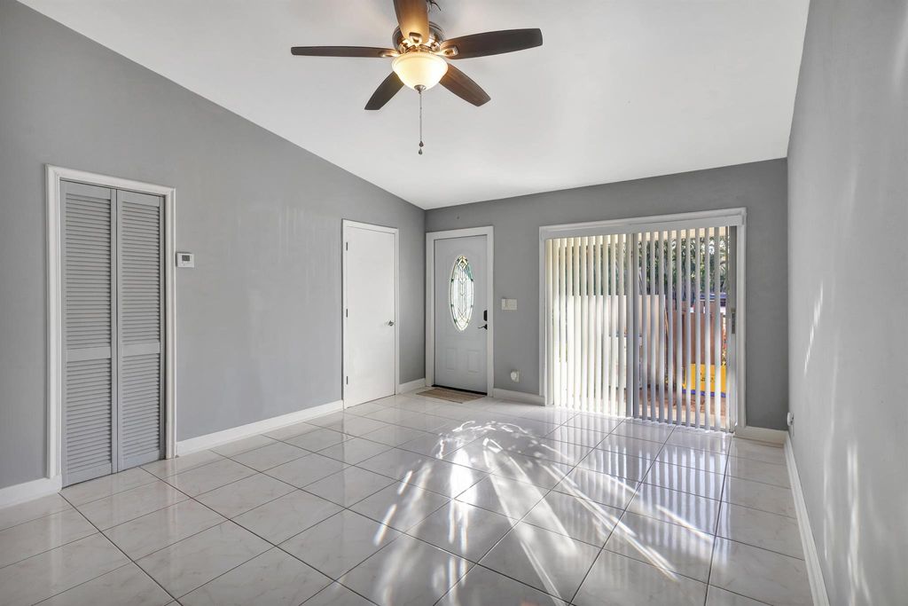Photo of 22 Knightsbridge Lane, Boynton Beach, FL 33426 (MLS # R11044431)