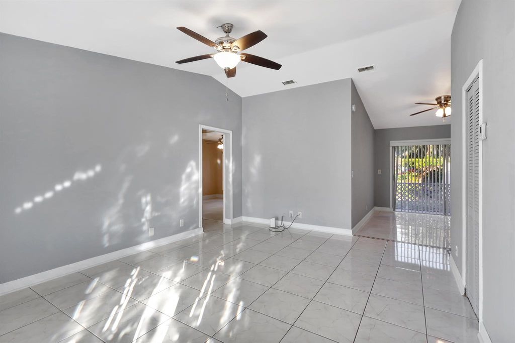 Photo of 22 Knightsbridge Lane, Boynton Beach, FL 33426 (MLS # R11044431)