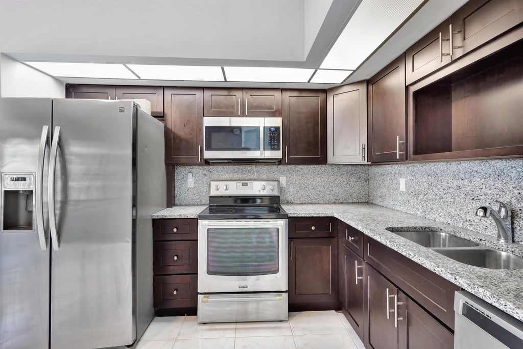 Photo of 22 Knightsbridge Lane, Boynton Beach, FL 33426 (MLS # R11044431)