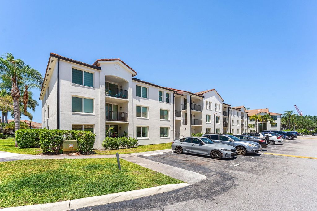 Photo of 118 Villa Circle #118, Boynton Beach, FL 33435 (MLS # B26021485)