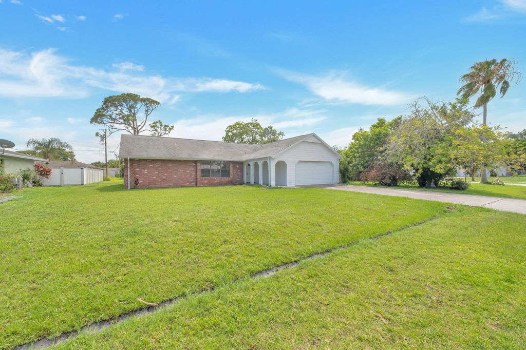 Photo of 510 SE Euclid Lane, Port Saint Lucie, FL 34983 (MLS # R11002704)