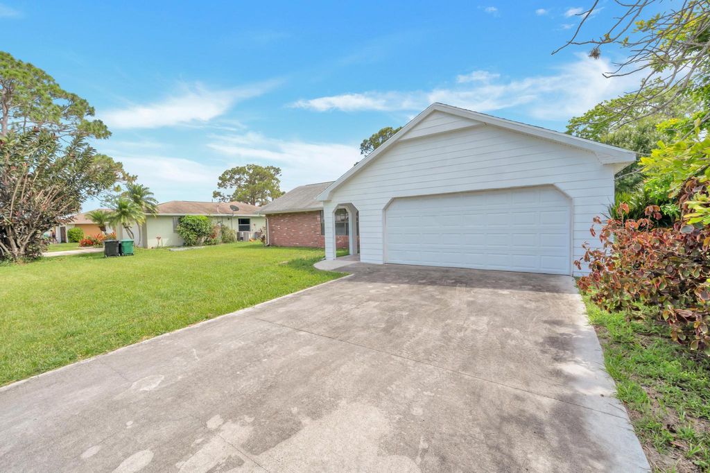 Photo of 510 SE Euclid Lane, Port Saint Lucie, FL 34983 (MLS # R11002704)