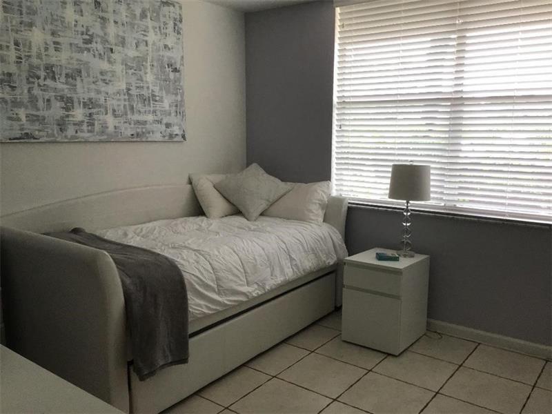 PALM LAKES - Residential